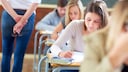Sch&uuml;ler die eine Pr&uuml;fung schreiben