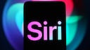 Smartphone mit Siri Text und Logo