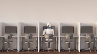 Roboter der am Computer arbeiter