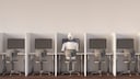 Roboter der am Computer arbeiter