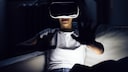 Mann mit VR Brille