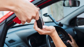 Verkäufer der Autoschlüssel dem Kunden gibt