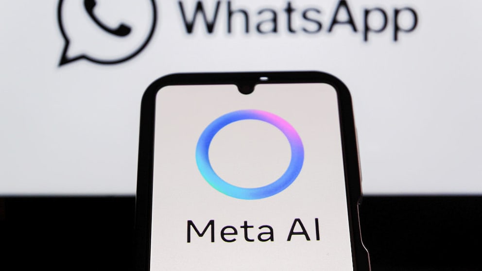 Smartphone mit Meta AI Logo und WhatsApp Logo im Hintergrund