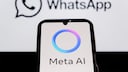 Smartphone mit Meta AI Logo und WhatsApp Logo im Hintergrund