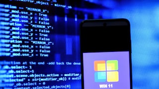 Smartphone mit Windows Logo und Codes im Hintergrund