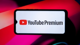 Smartphone mit YouTube Premium Logo und Text