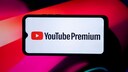 Smartphone mit YouTube Premium Logo und Text