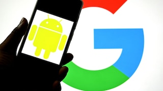 Smartphone mit Android Logo und Google Logo im Hintergrund