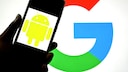 Smartphone mit Android Logo und Google Logo im Hintergrund
