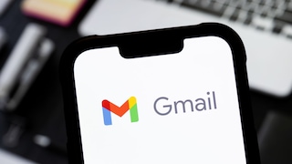 Smartphone mit Gmail Logo