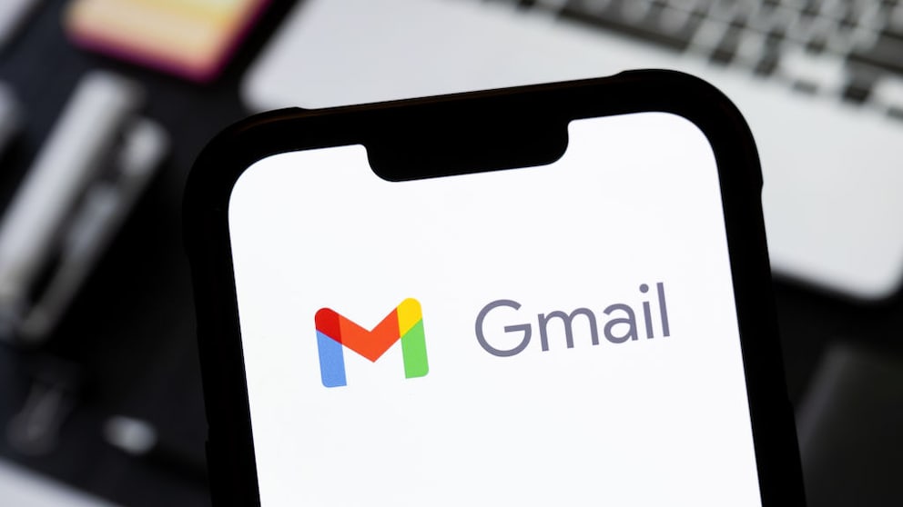 Smartphone mit Gmail Logo