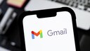 Smartphone mit Gmail Logo
