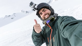 Mann mit GoPro auf dem Kopf