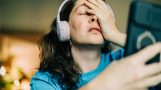 Verärgerte Frau am Telefon