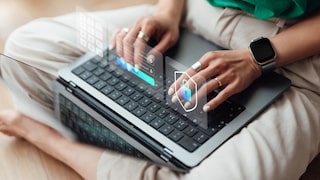 Person am Laptop