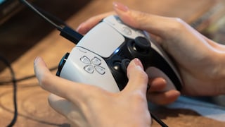 hand die playstation controller hält