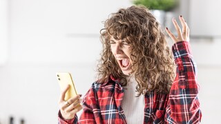 Frau schreit Handy an