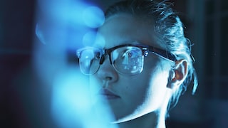 Frau mit Smart Glasses