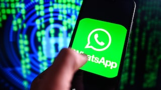 Smartphone mit WhatsApp Logo