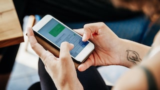 Frau schreibt am Handy