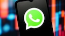 Smartphone mit WhatsApp Logo
