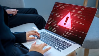 Laptop mit Warnsignal