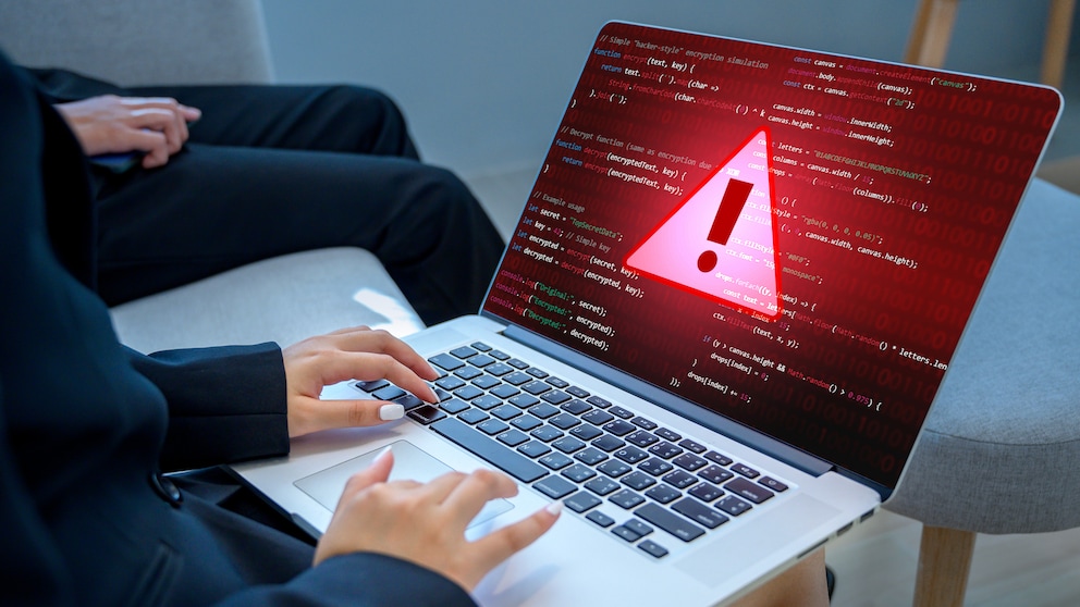 Laptop mit Warnsignal