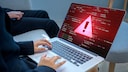 Laptop mit Warnsignal