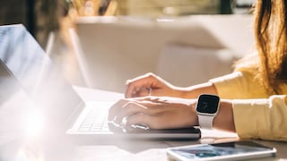 Frau die vor Laptop sitz