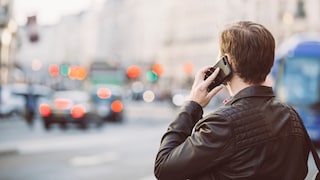 Mann von hinten der telefoniert
