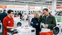 Ehepaar kauft Waschmaschine im Elektromarkt