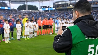 Ein Mann nutzt ein Iphone während eines MLS-Spiels in den USA