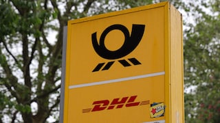 Deutsche-Post-Logo auf einem Firmenschild