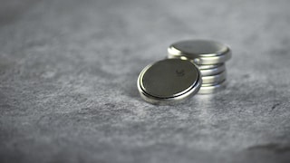 Knopfzellen sind extrem gefährlich, da sie bei Verschlucken innerhalb kürzester Zeit Verätzungen verursachen