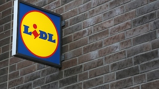 Lidl-Schild an einer Häuserwand aus Backstein