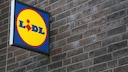 Lidl-Schild an einer H&auml;userwand aus Backstein