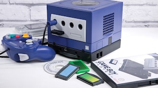 Nintendo Gamecube inklusive Controller und einem Spiel auf einem Tisch