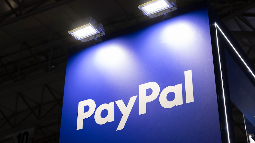 PayPal-Logo auf einem Aufsteller