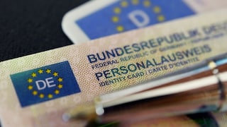 Ein Personalausweis der Bundesrepublik Deutschland liegt auf einem Führerschein.