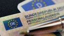 Ein Personalausweis der Bundesrepublik Deutschland liegt auf einem F&uuml;hrerschein.