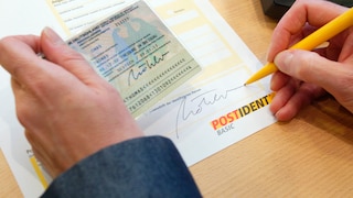 PostIdent-Unterlagen werden mit Personalausweis bestätigt