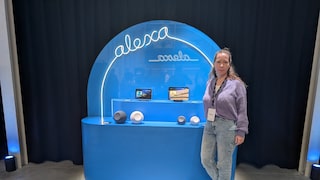 Redakteurin Rita Deutschland vor einem Regal mit Alexa+-Logo und diversen Echo-Modellen