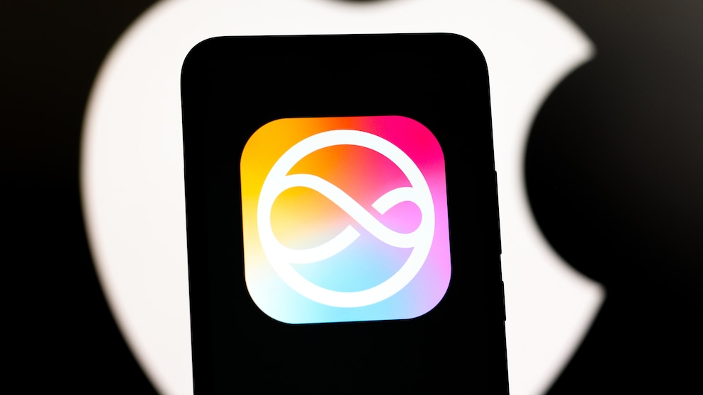 Apple wollte Siri selbst zu einer Künstlichen Intelligenz weiterentwickeln, ist nun aber auf die Hilfe der Konkurrenz angewiesen