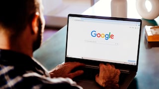 Person am Laptop hat Google Chrome geöffnet