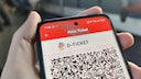 Smartphone mit Deutschlandticket