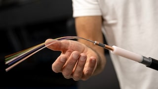 Techniker mit Glasfaser-Kabel