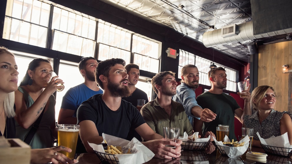 Menschen schauen Sport in einer Kneipe