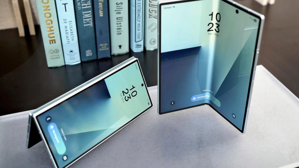 Das Galaxy Z Fold 7 vor einem Bücherstapel