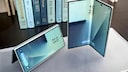 Das Galaxy Z Fold 7 vor einem B&uuml;cherstapel