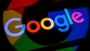 Smartphone mit Google-Logo